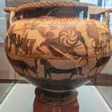 il celebre �Vaso del Pittore di Memnon� che narra l�epico duello tra Achille e Memnon, oltre a oggetti dell�infanzia, gioielli, spille e utensili da lavoro